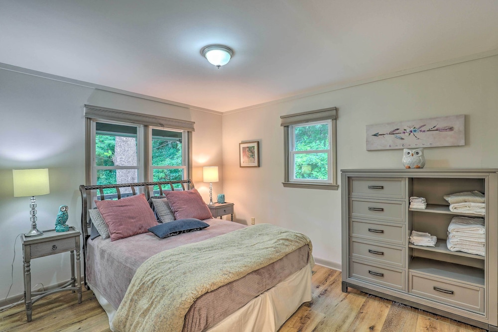 'serenity' Waynesville Home w/ Deck & Fire Pit! view 5