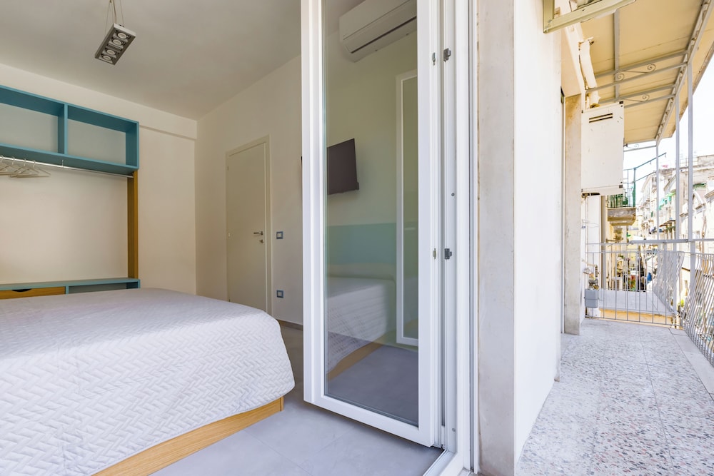 Brombeis Double Bedroom Center by Napoliapartments