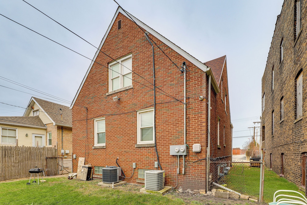 4 Mi to Lake Michigan: East Chicago Home w/ Grill