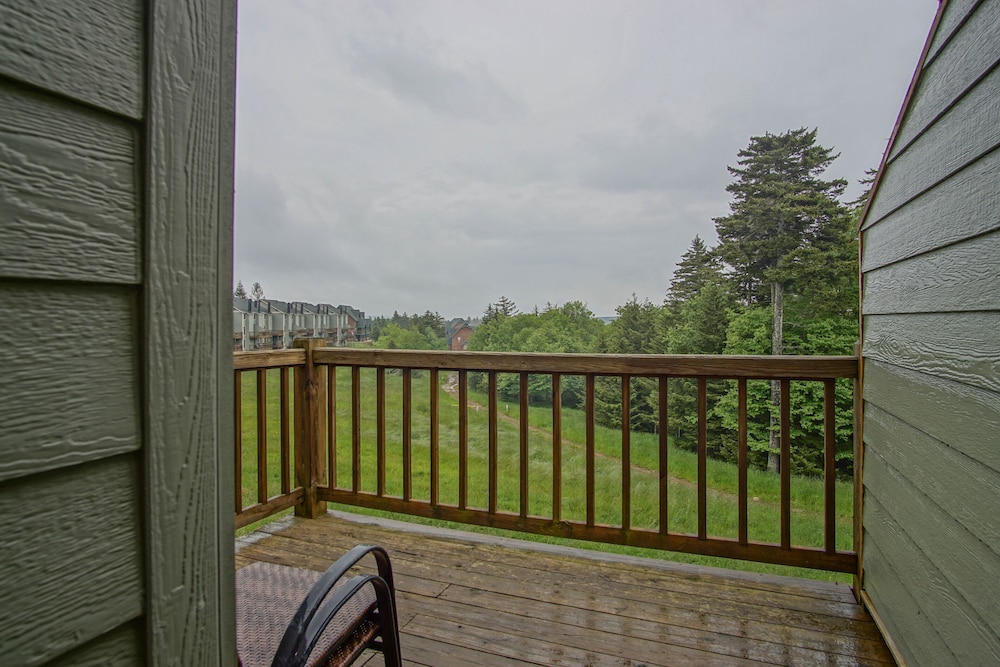Powderidge #14: 2 Bedrooms, 2.5 Bath: Slope Side, Wood Fireplace