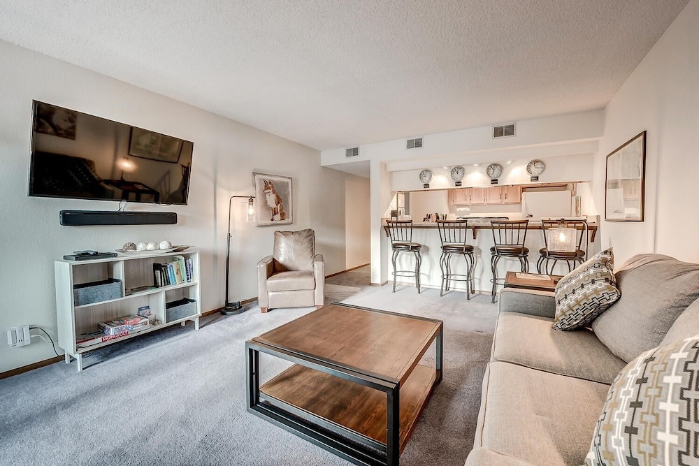 Mountainside 229e 1 Bedroom Condo by RedAwning