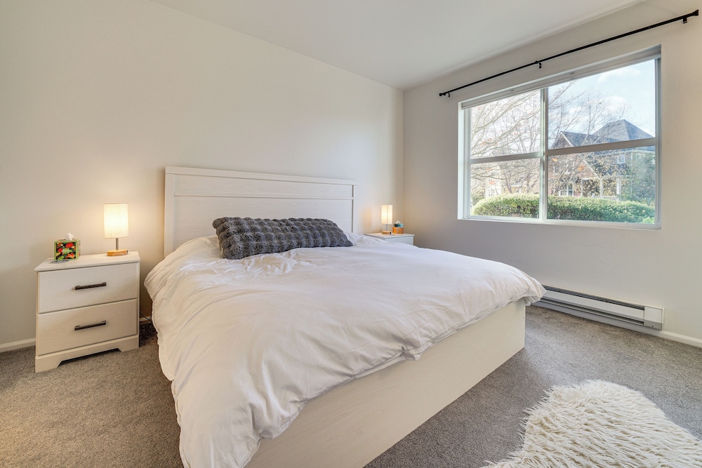 Condo 6 Mi to Lumen Field & Dtwn Seattle!