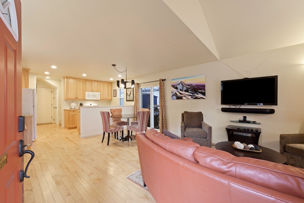 Meet Me On Milwaukee 30 Day Minimum 2 Bedroom Home