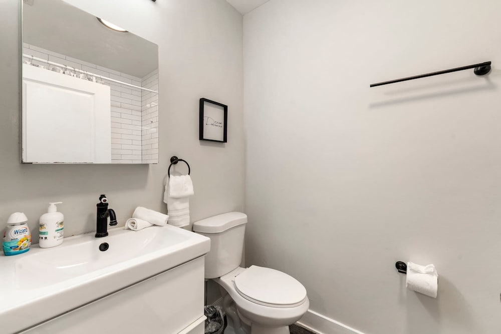 Spacious Pilsen 4 Bed 4 Bath Family Retreat