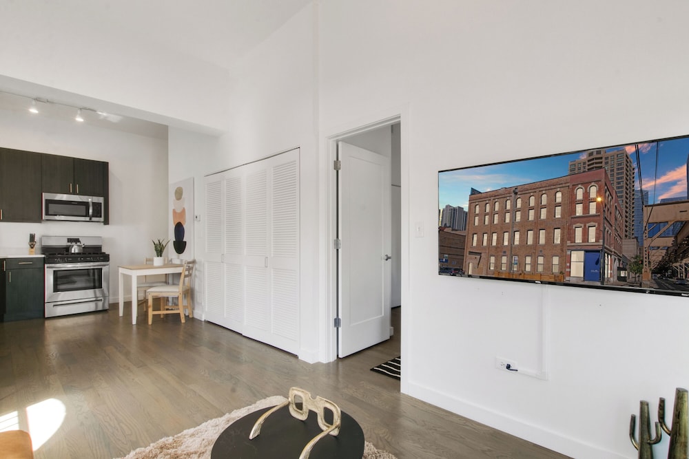 Stylish 1BR in West Loop - Lake 301 rep
