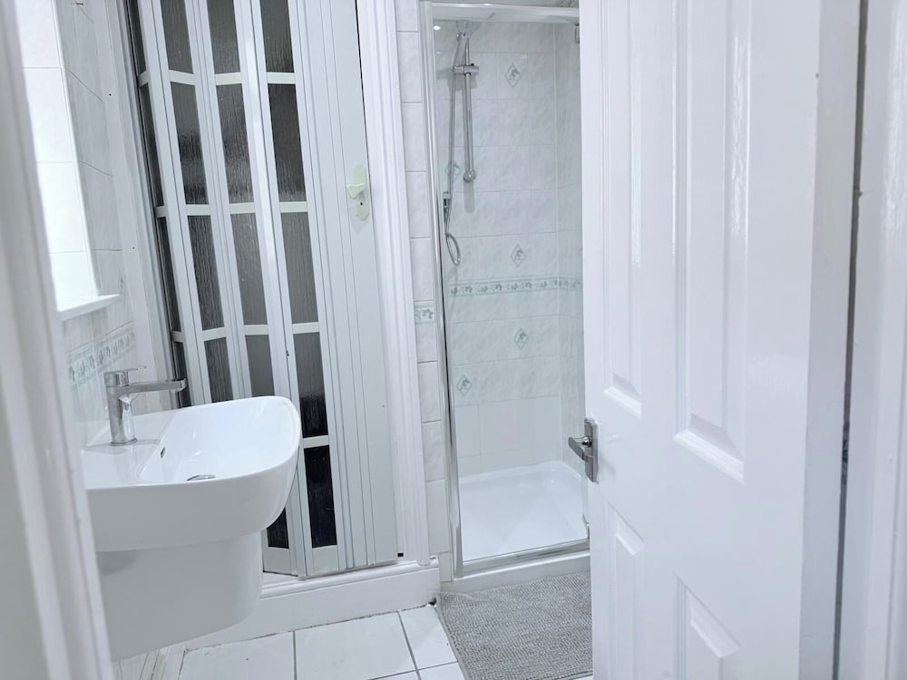 Fountain House-sleeps 5-central Dagenham-parking