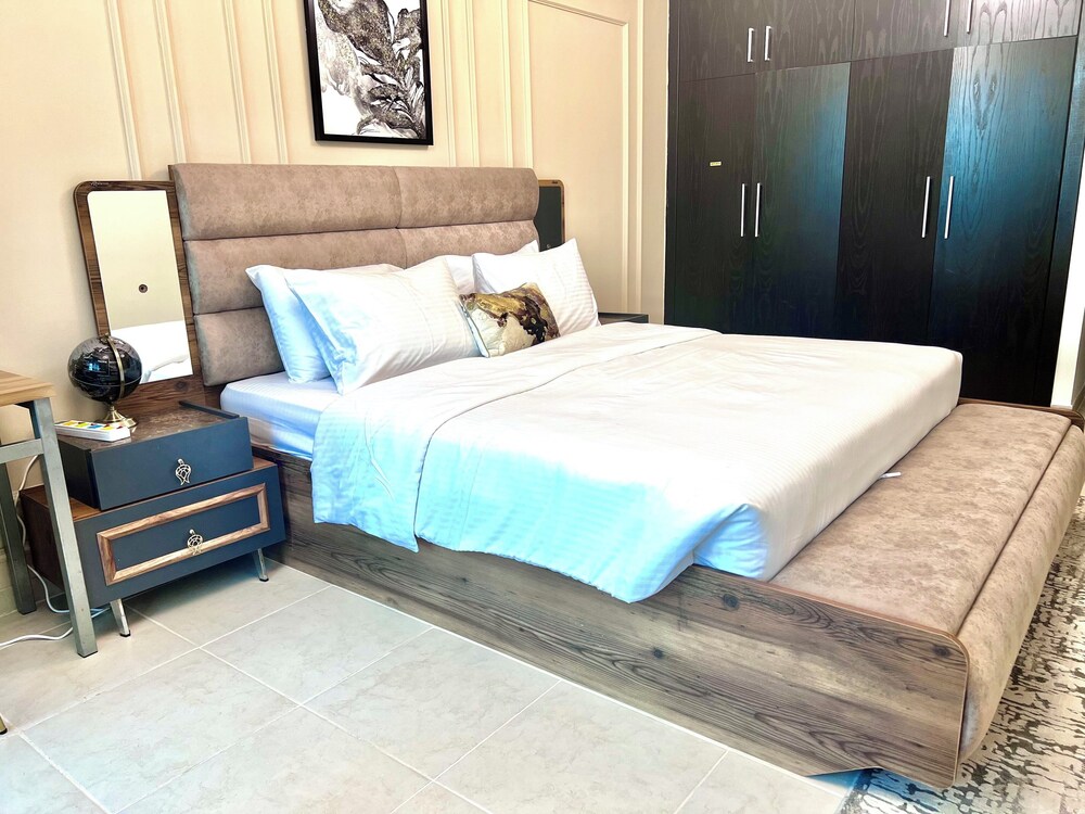Cosmos Living 1 BR Suite Near Dubai Mari