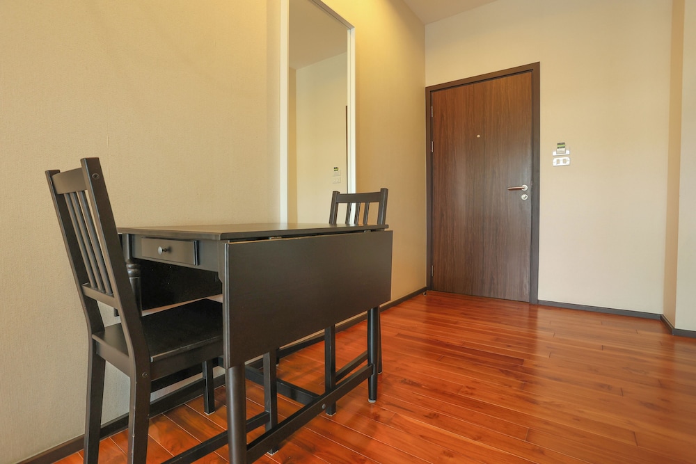 Chic Condo Just 100m from the Shore c130