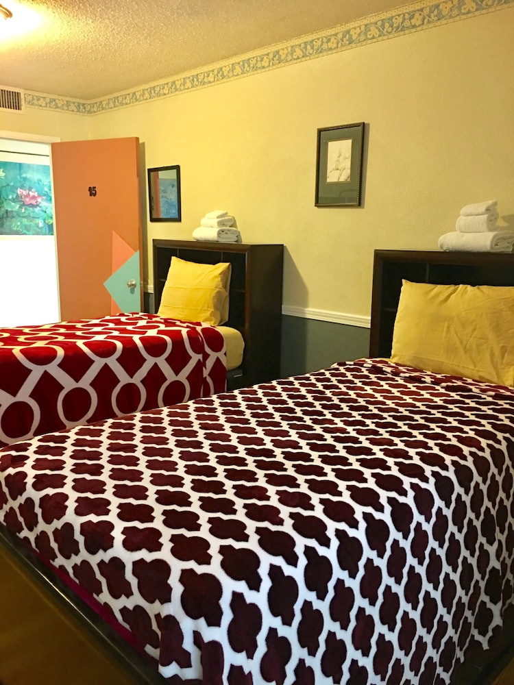 Traveler's Bed & Breakfast Hostel