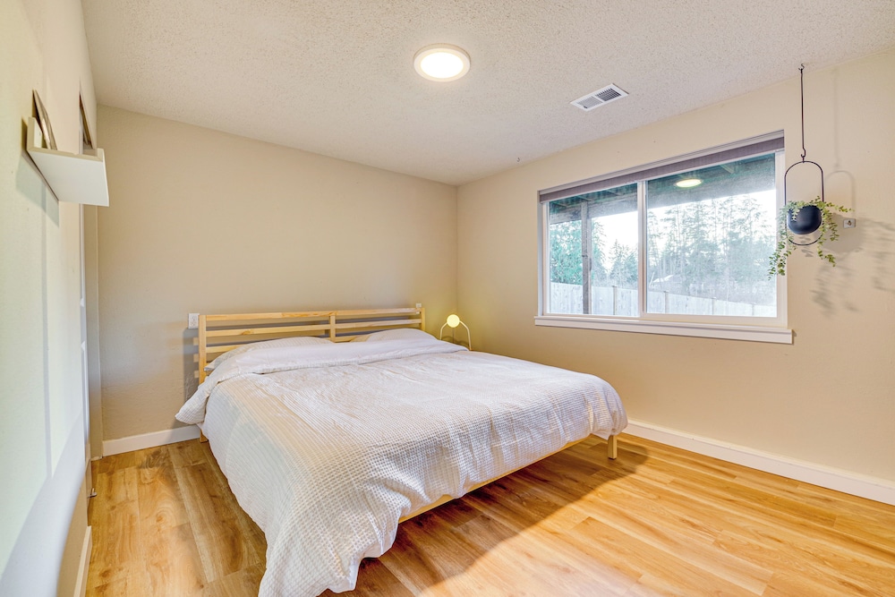 Lakefront Gem: Balcony, Fire Pit & Yard in Everett