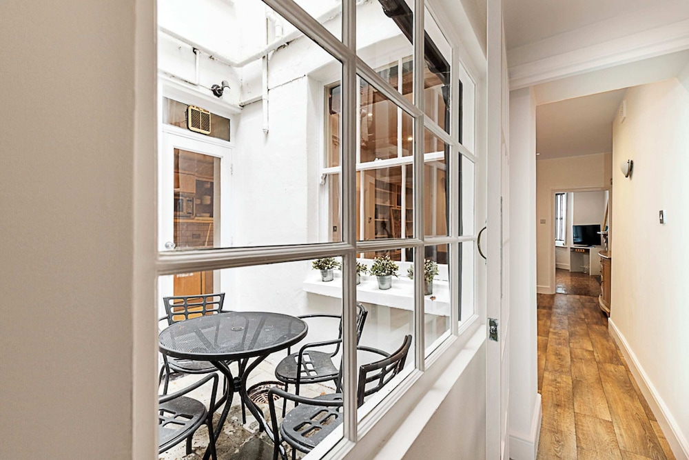 Charming Kensington Apartment