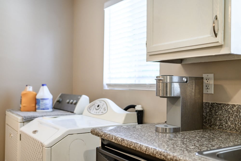 Modern Family Home w Full Amenities Near ONT