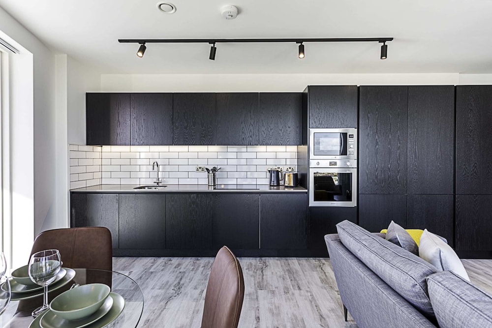 Beautiful 2 Bed Icon Tower Flat 5