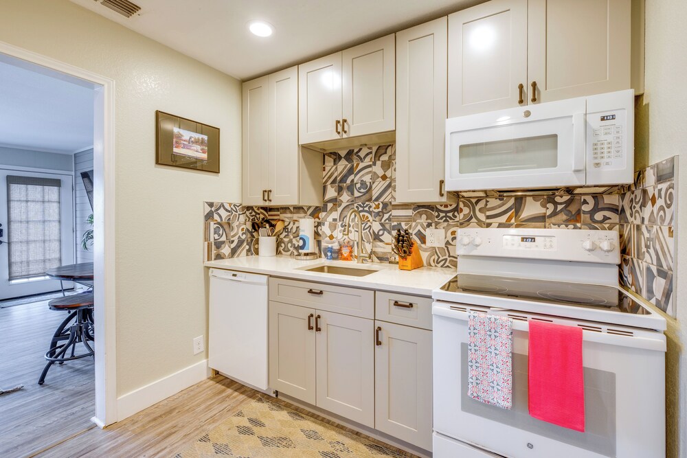 Walk to Beach & Pier: Updated Abode in Rockport!