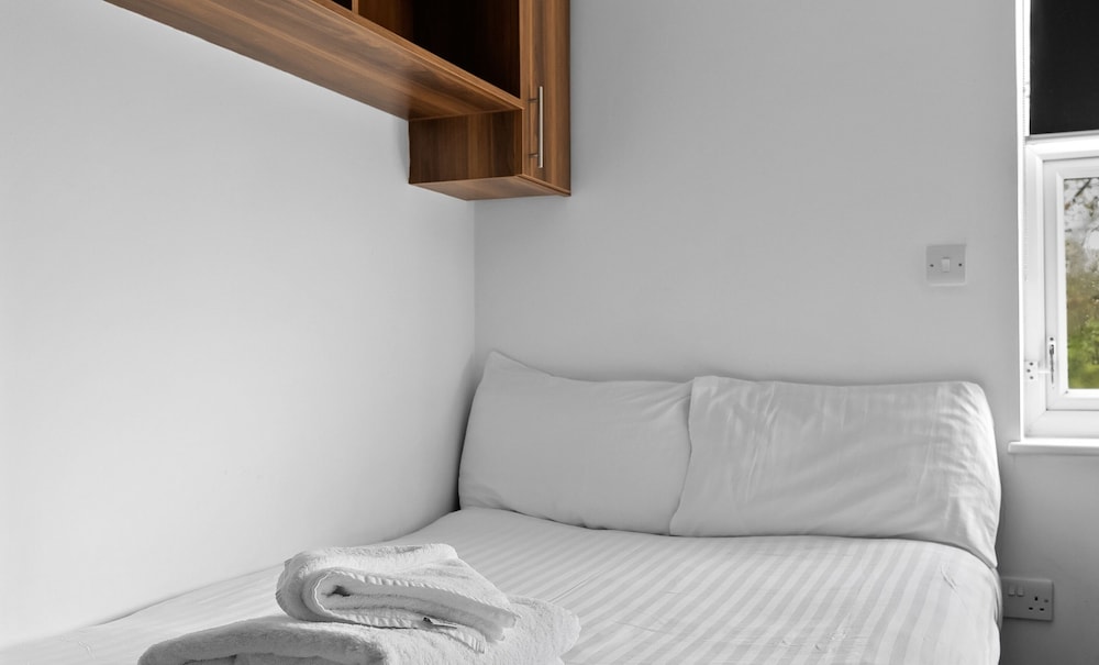8 Bed Apartment @ Derriford Stays by Pureserviced