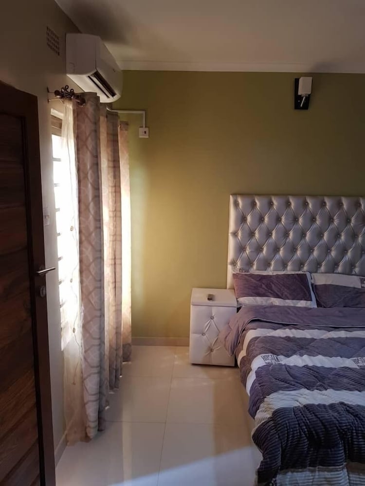 Ticheze Lodge And Car Hire view 3