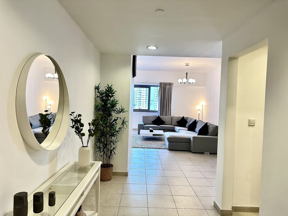 Lux BnB Executive Tower Business Bay