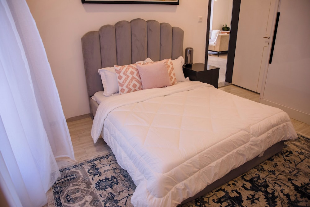 Grand Premiere 2 Bed by YourHost
