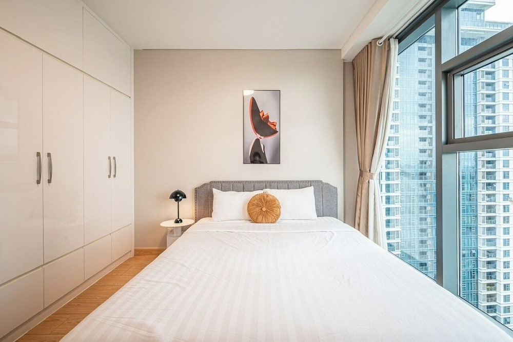 Luxury Sunwah Apartment near Landmark 81 - City View