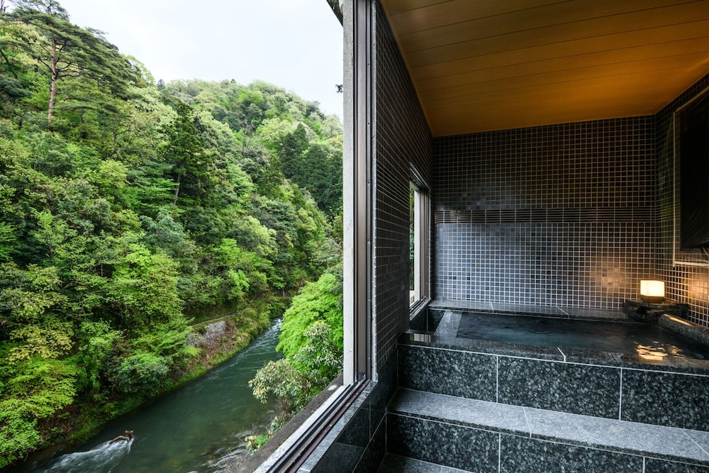 Yamanaka Onsen Shirasagiyu Tawaraya