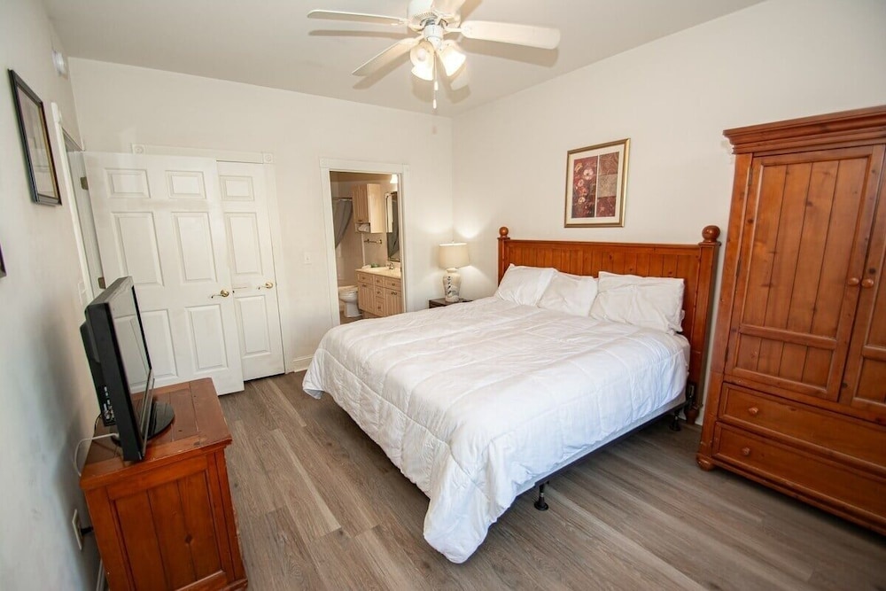 Magnolia Pointe Luster Leaf 4879-103 2 Bedroom Condo