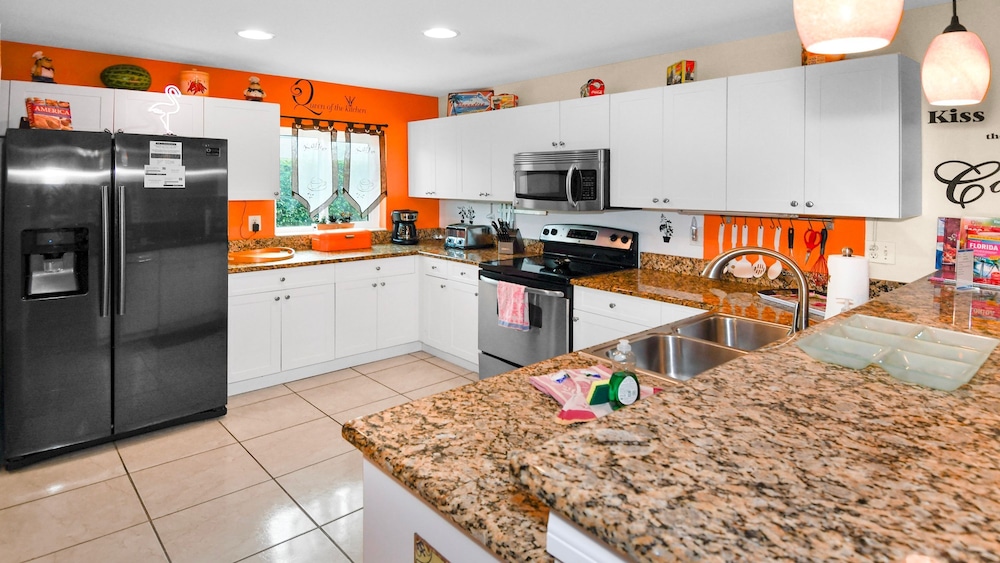 Orange Cove Heated Pool Oasis of Calm - Look