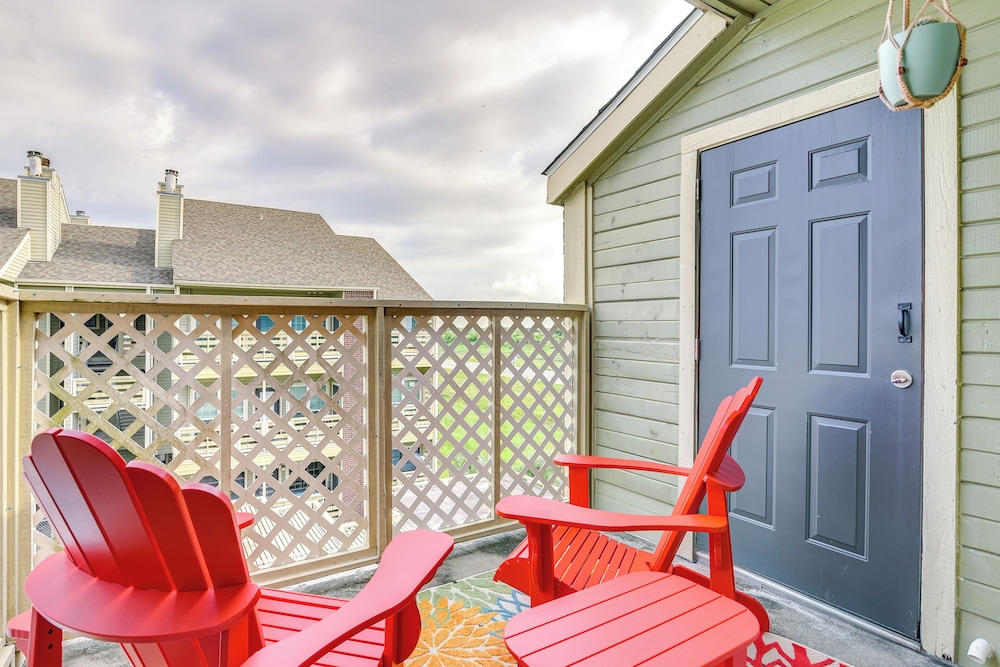 East End Galveston Condo w/ Pool, 1 Mi to Beach!
