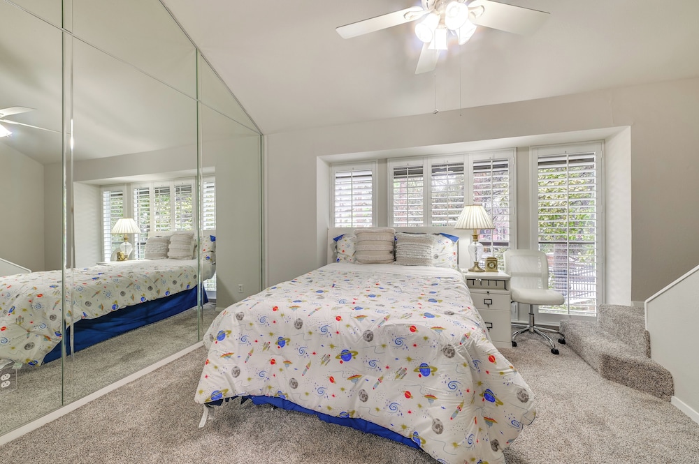 12 Mi to Downtown Dallas: Irving Condo w/ Balcony