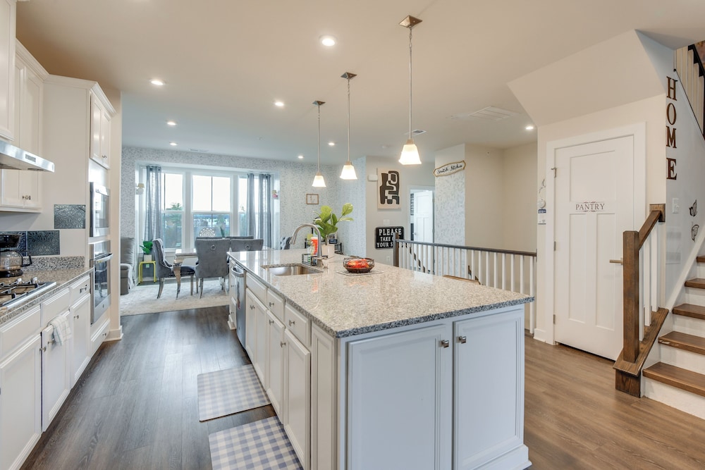 Townhome at Laurel Park: Modern & Spacious Getaway