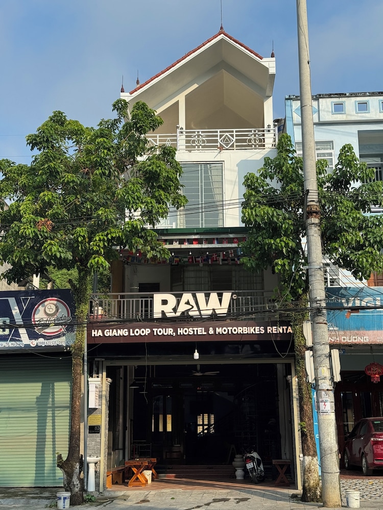 RAW Hostel - Tour & Motorbikes Rental