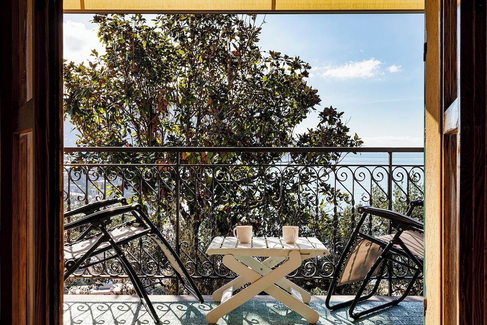 Seaview Apartment with Garden in Recco