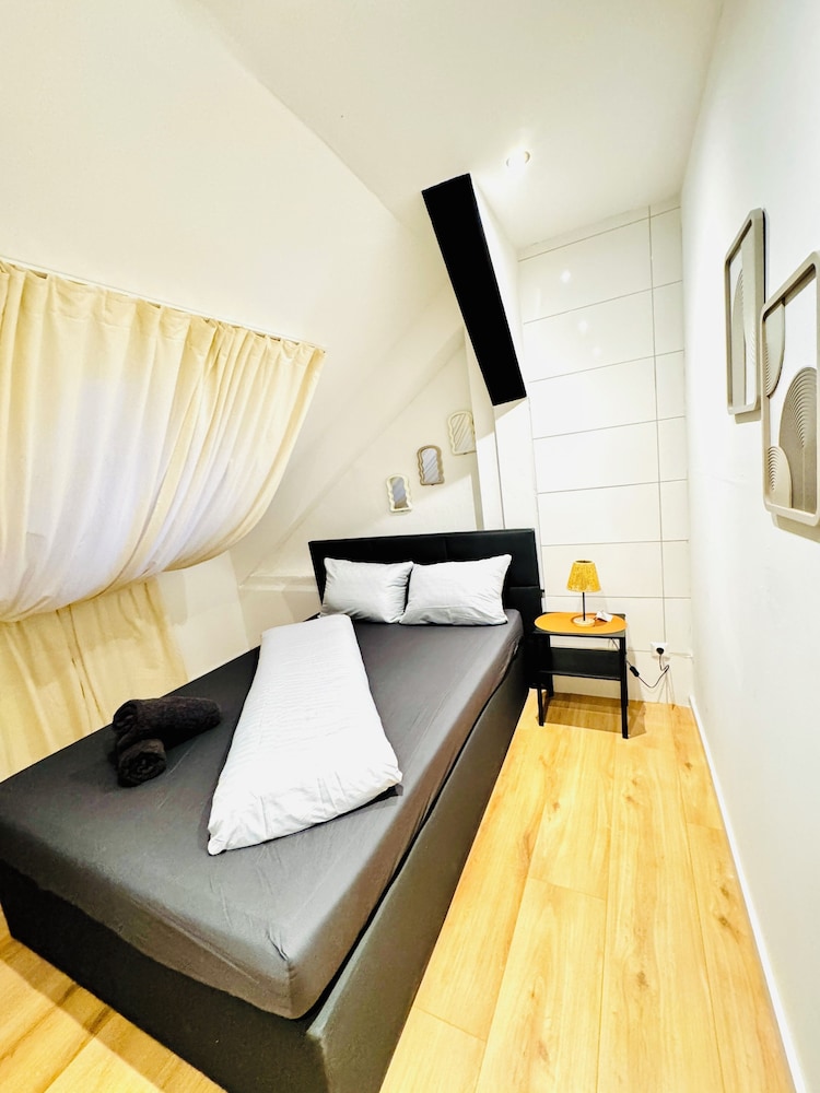 Comfortable 5 BR Apt near Schonbrunn