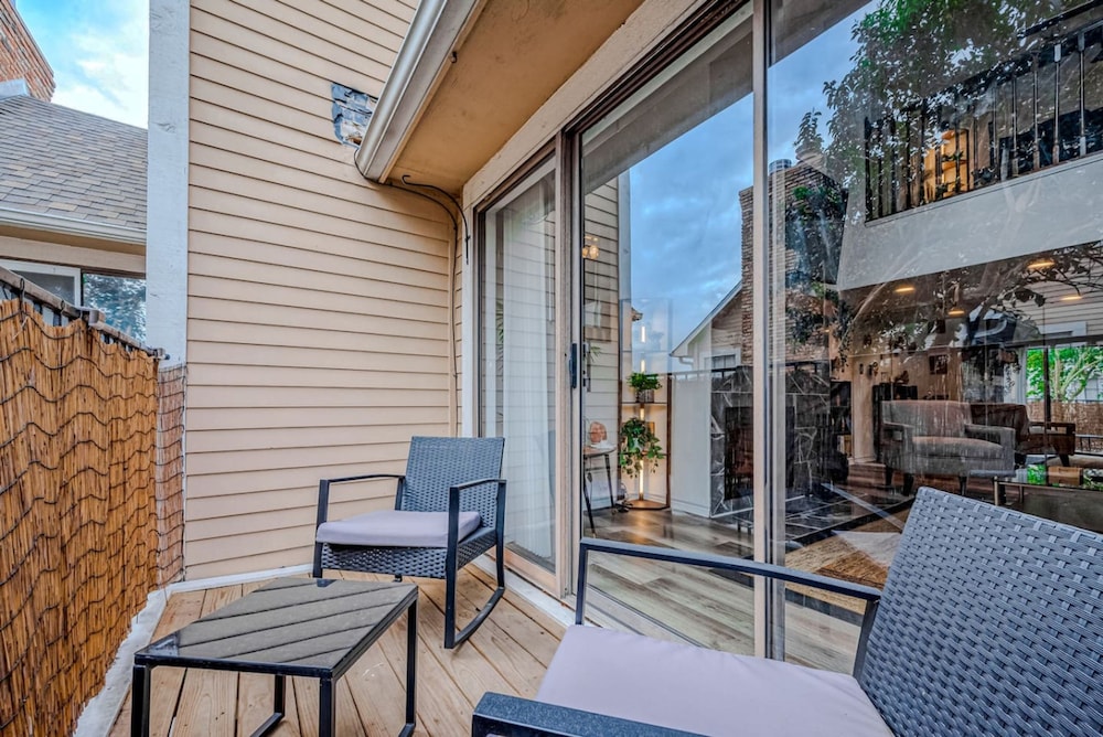 Upscale 1BR Condo in Med Center