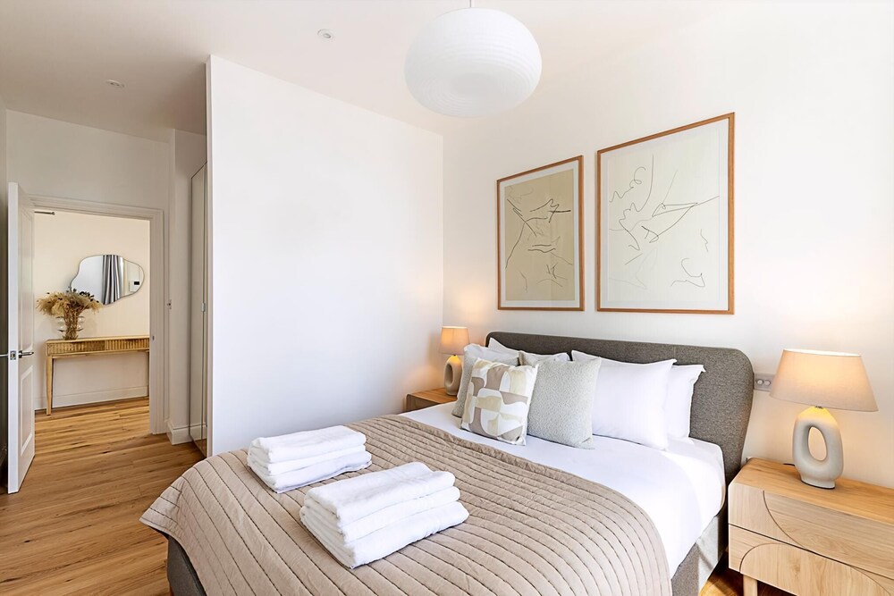 Stylish Chelsea Escape With Private Outdoor Oasis!