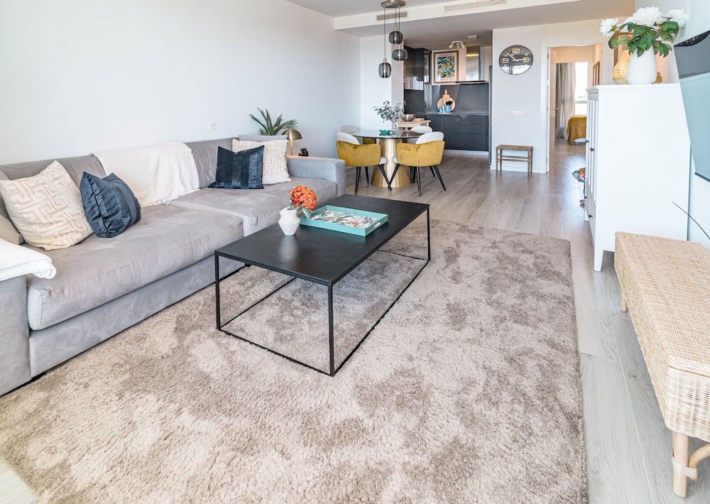 OV2 1B - Bright and Modern 3 Bedroom Apartment