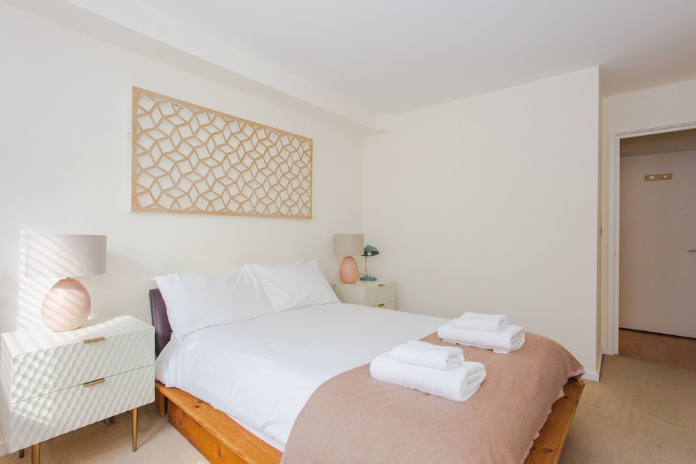 1 Bed with Balcony by Broadway Market & Columbia Road