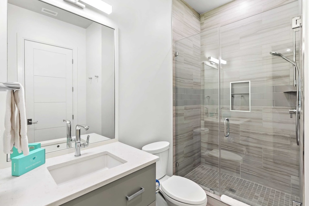 Crest One by Avantstay Rooftop Views, Pool Access, Golf Cart Included