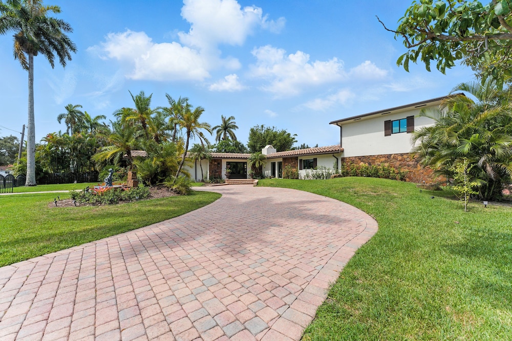 Villa Riverland With Heated Pool On The Water 5 Bedroom Villa