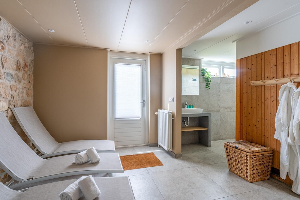 Luxury 10-person Family Villa