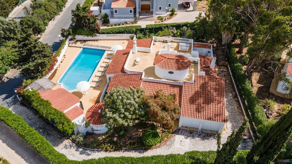 Joana Stunning Villa IS A 10 MIN Walk TO THE BEA