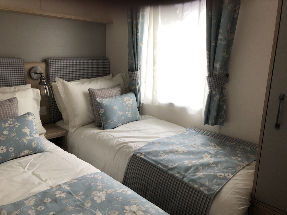 Luxury 2 Bedroom Caravan in Stunning Location view 4