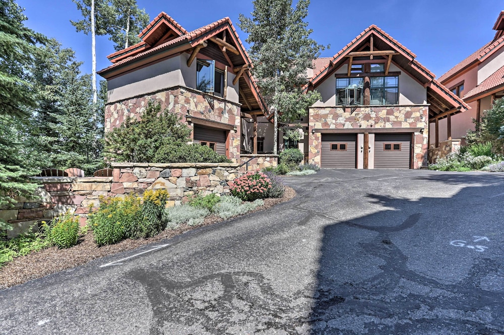 Upscale Ski-in/ski-out Escape w/ Deck + Grill