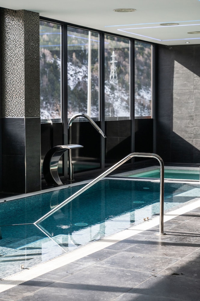 THE MIRROR & SPA by Elegant Residences