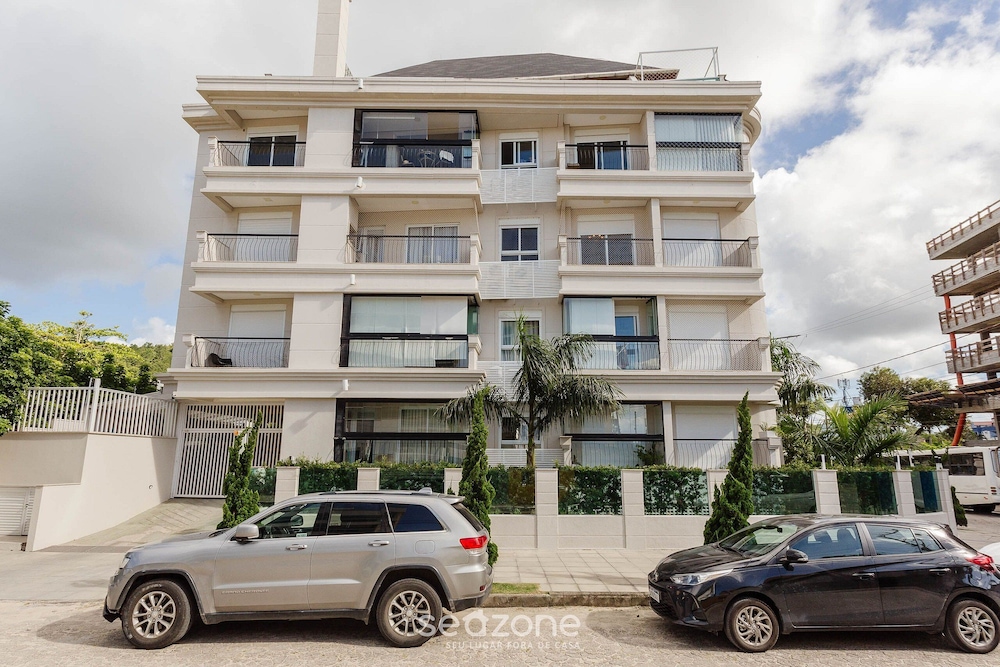 Apartment w/ Pool, 85m From Beach in Jurere Ptj203
