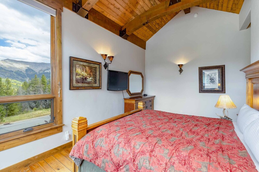 Amazing Pet-Friendly Executive Home, Ski-In Walk-Out - LR884 by Redawning view 5