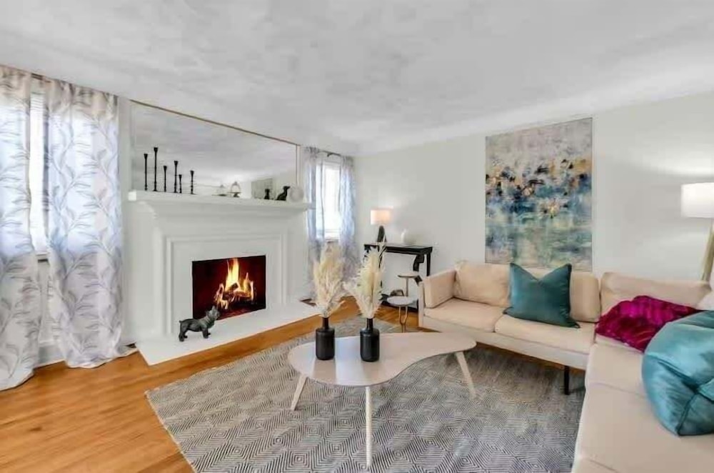Grosse Pointe/detroit 3br Sleeps 8 Yard 3 Bedroom Home