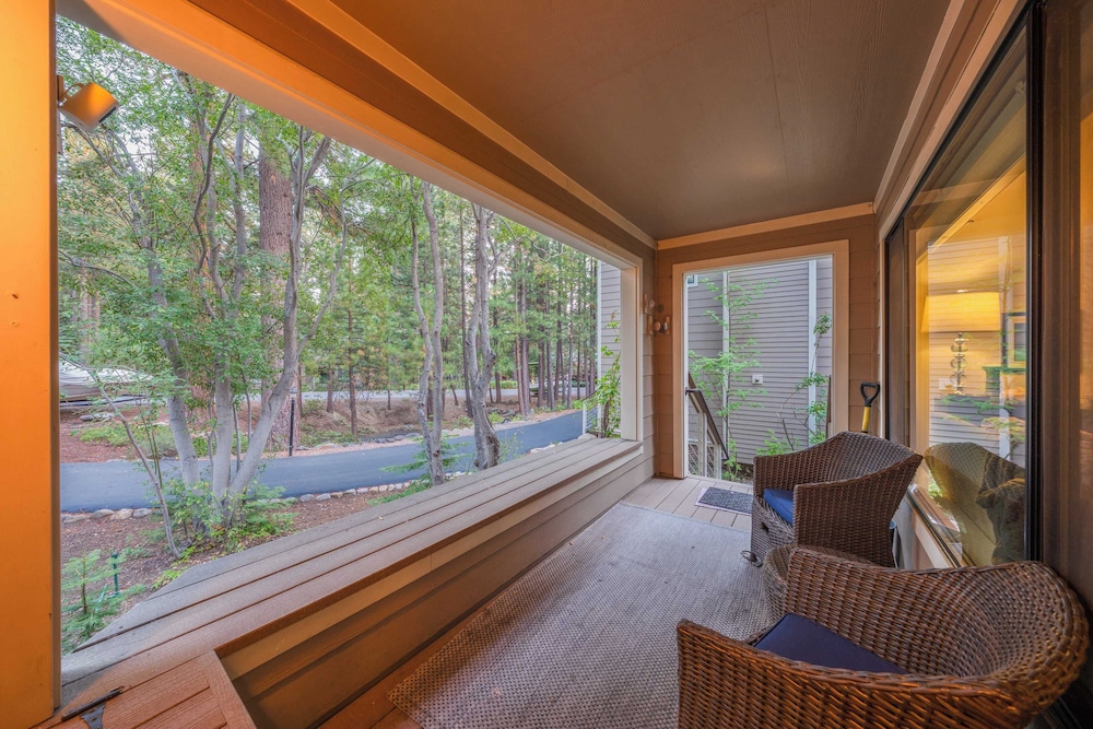 Near Ski, Beach, & Hiking Trails + Clubhouse Pool & Hot Tub Access Juanita Blue by Avantstay