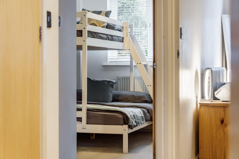 Stylish 2 Bedroom Apartment Central Exeter Parking on Site view 4