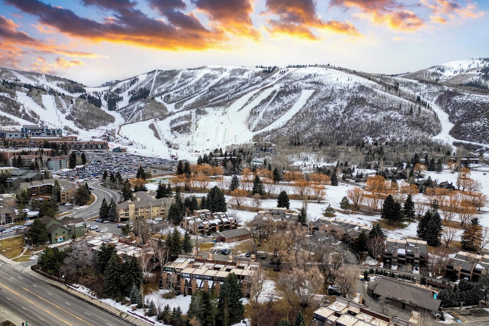 Parkside Condo by Avantstay Walk to Ski Lifts + Town Pool & Hot Tub Access