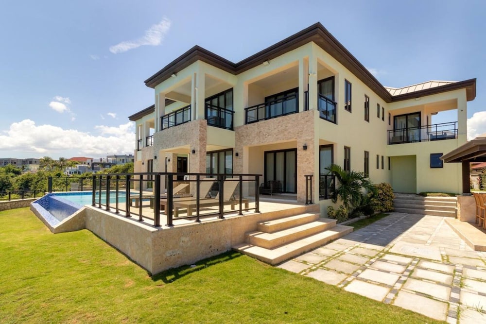 Panoramic Cliffside Luxe Villa